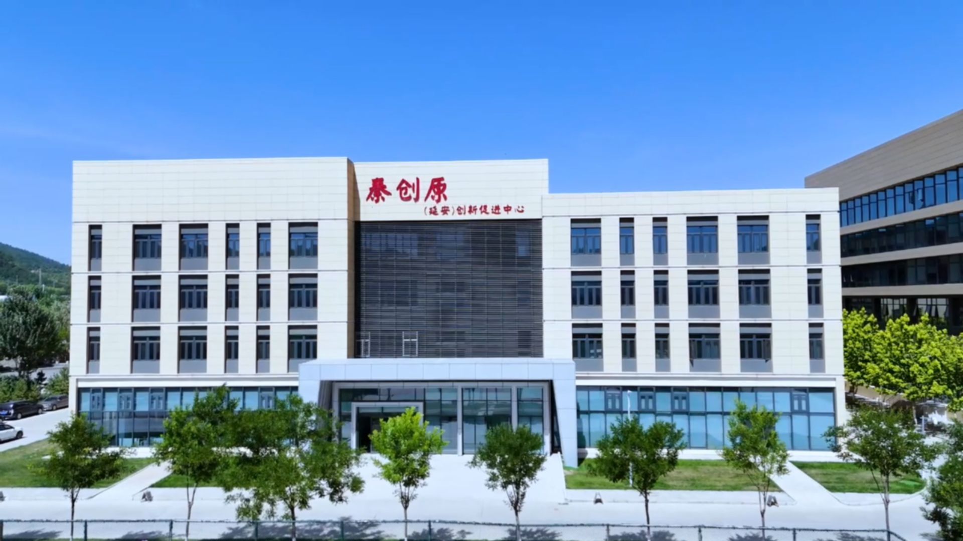 【理响中国·薪火“燃”青春】百花齐放的城市新产业：从能源依赖到双轮奔腾