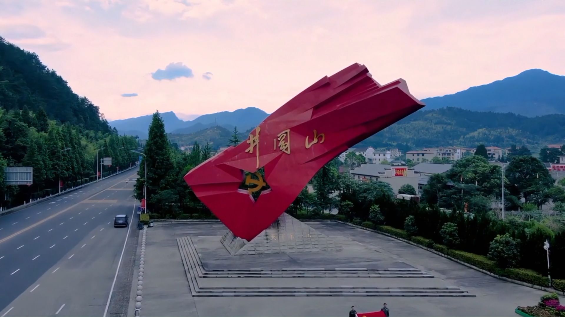 【理响中国·薪火“燃”青春】百花齐放的城市新产业：从能源依赖到双轮奔腾