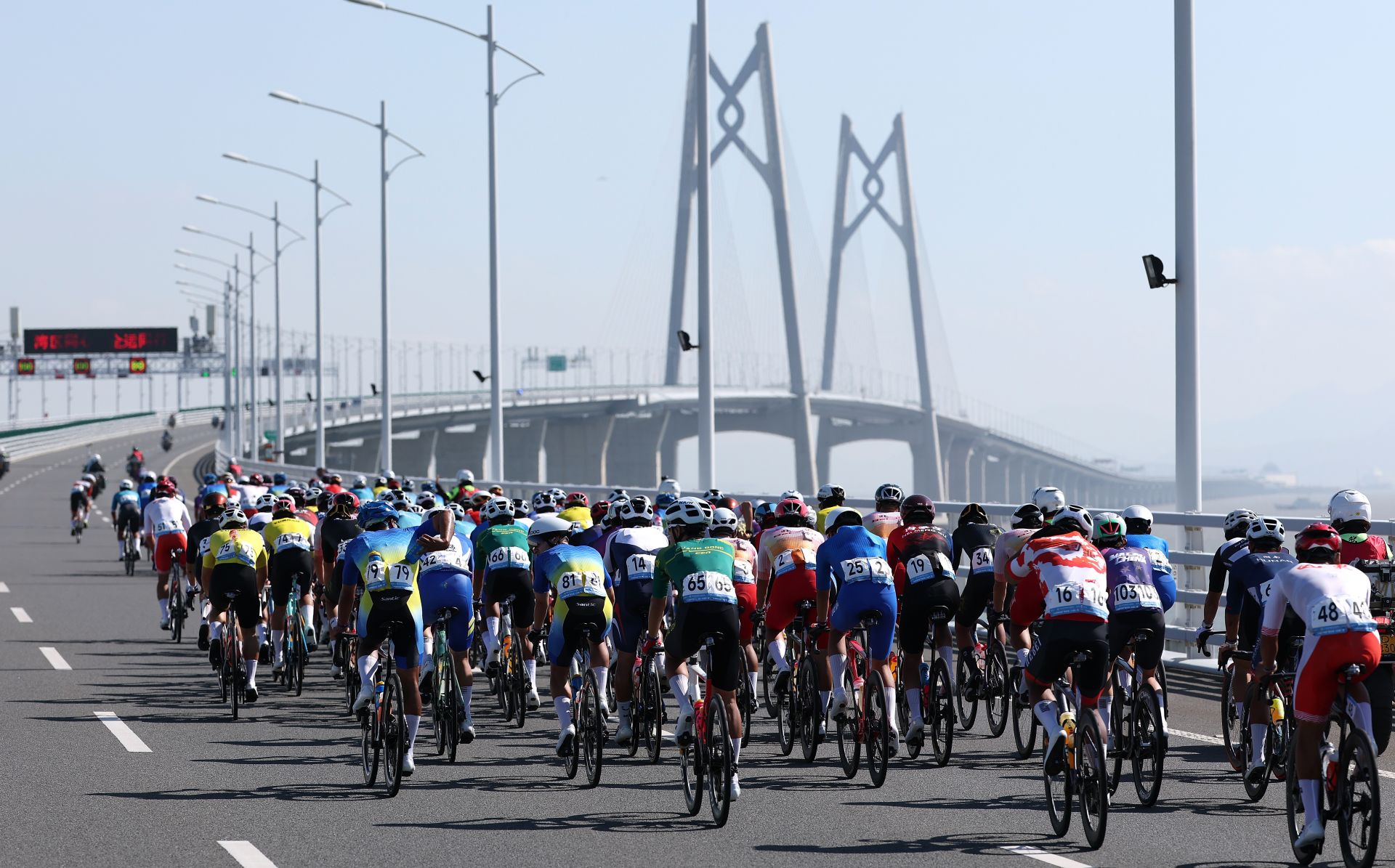 11月8日，参赛选手在港珠澳大桥骑行。