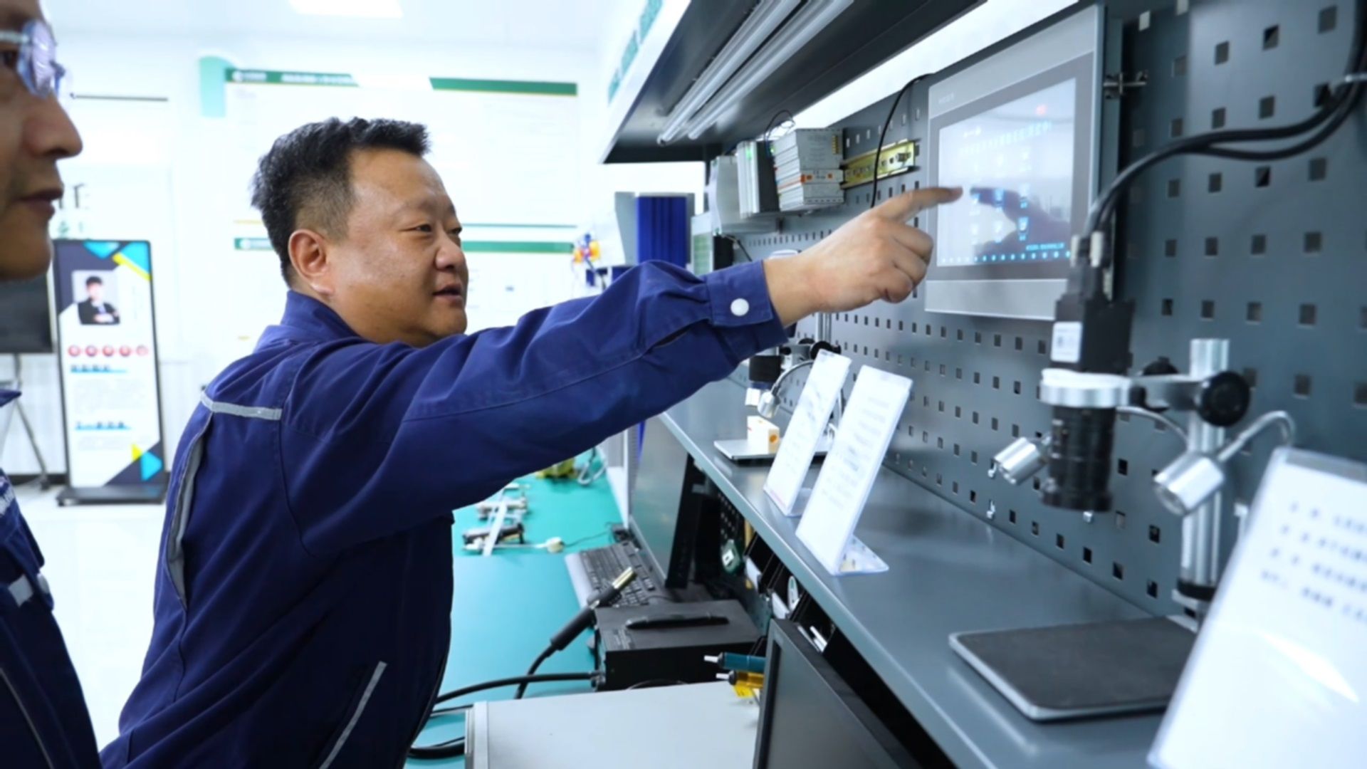 【理响中国·薪火“燃”青春】百花齐放的城市新产业：从能源依赖到双轮奔腾