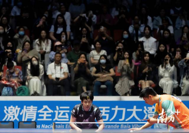 11月10日,全运会乒乓球男子单打比赛,观众在球员发球前暂停助威。董天健 摄 5a367d1d364908dad756ebb5602879b9.jpeg