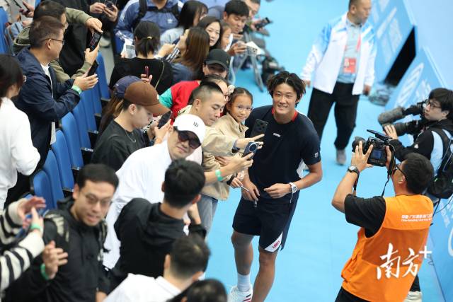 11月3日,大量球迷来到全运会赛场,与球员张之臻在赛后热情互动。许舒智 摄 d0c56ab8db14a10e5d03c35a588fe899.jpeg