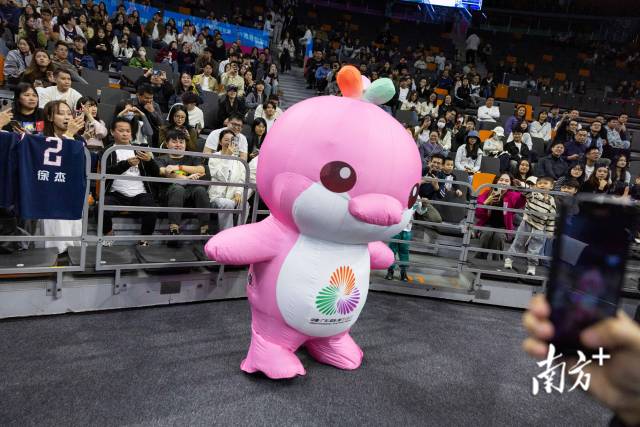 11月4日,十五运会男篮成年组小组赛,东道主广东队首次亮相,赛前吉祥物“乐融融”在观众席前起舞。梁钜聪 摄 eea65e27c0761294d786e5e5900117b4.jpeg