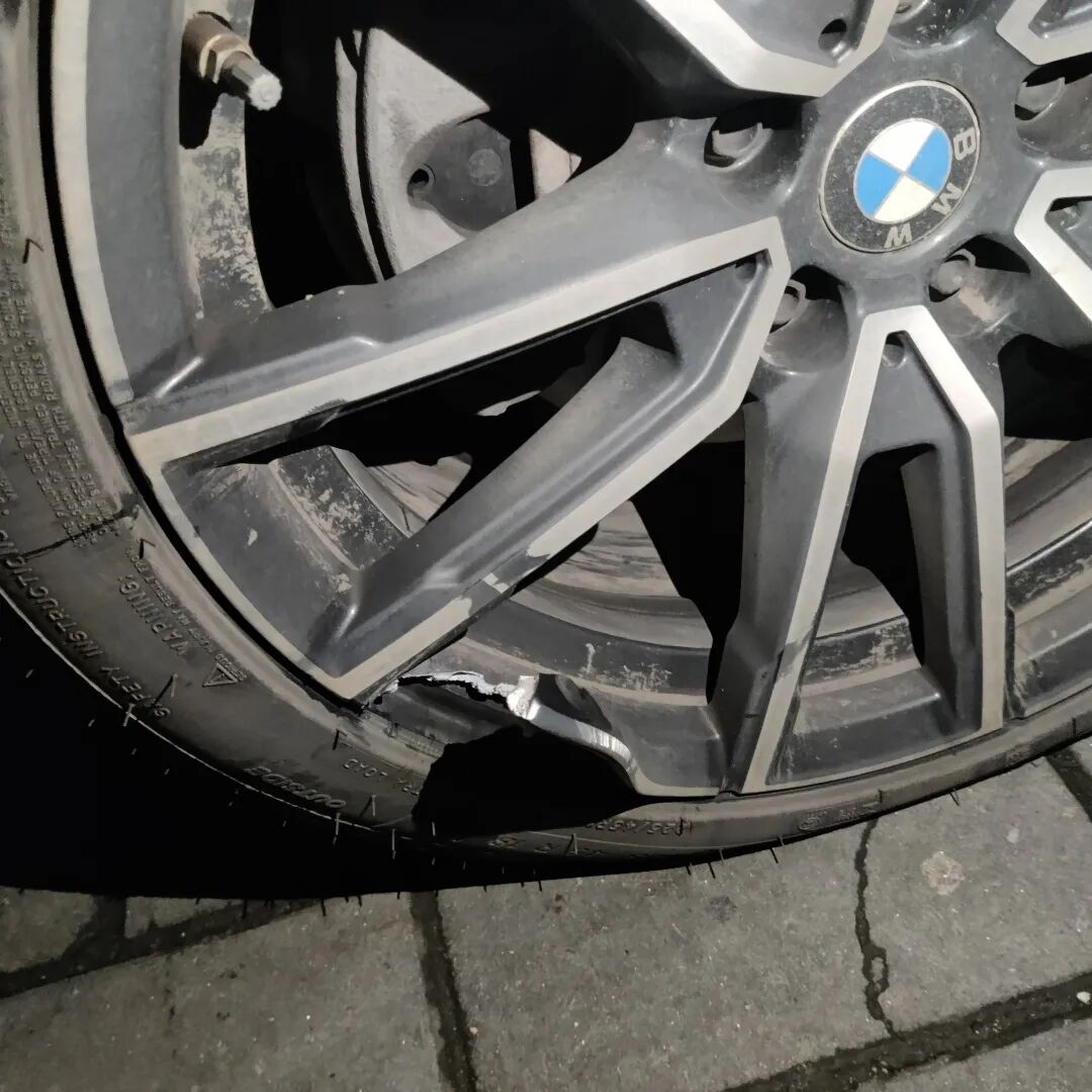 1轮毂受损.jpg