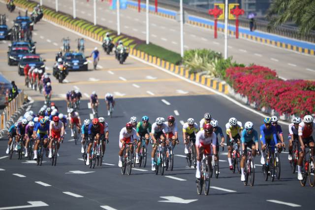 自行车公路赛的选手们通过横琴大桥进入横琴粤澳深度合作区。  南方+ 姚志豪 拍摄