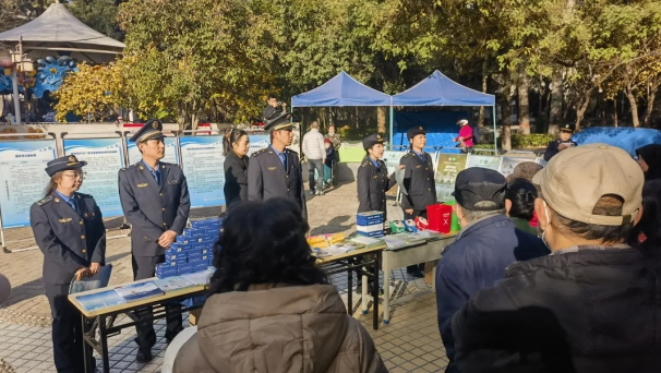 送法进社区 普法暖民心｜西安市莲湖区城管开展法律法规知识宣传活动