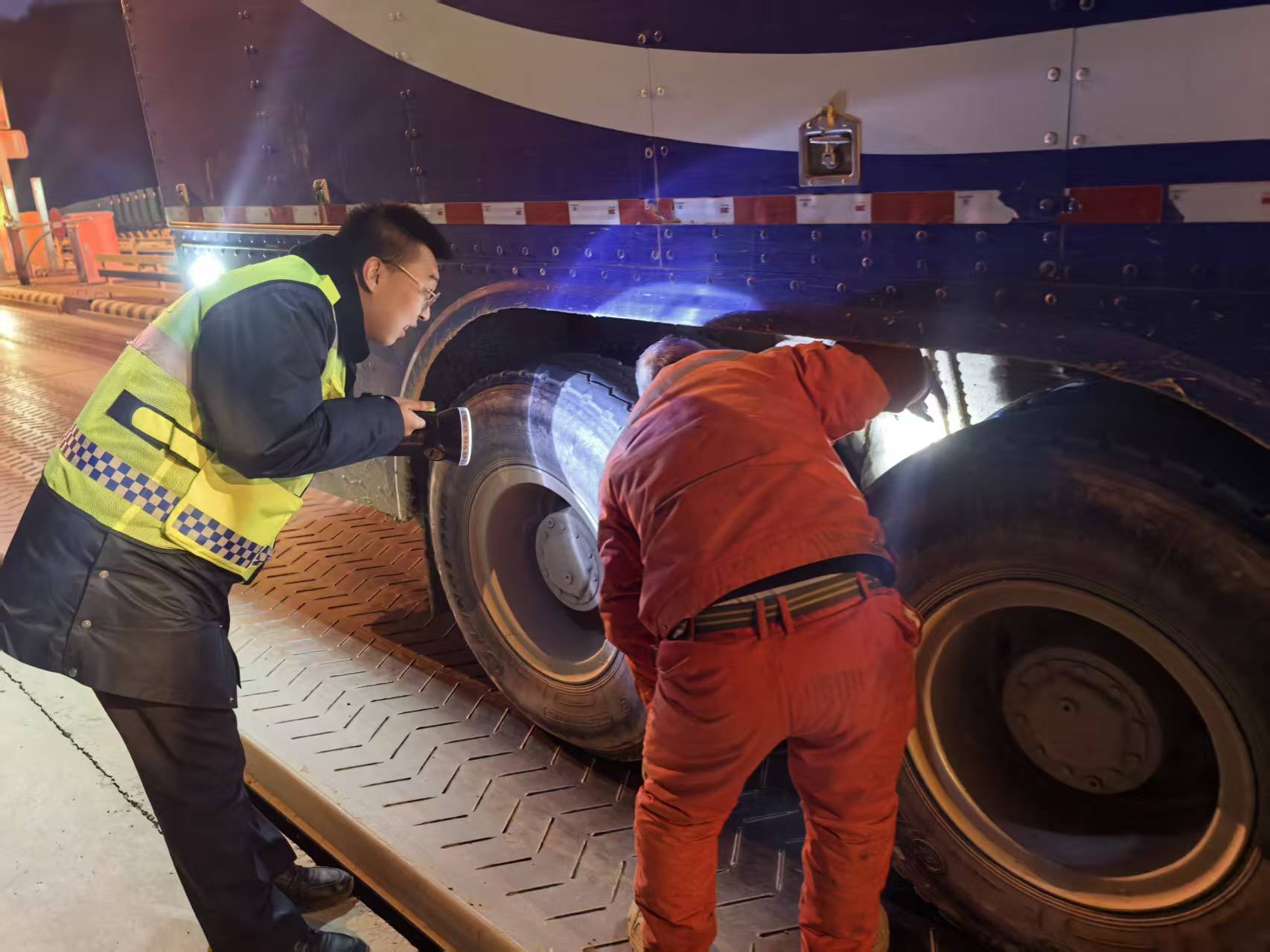 正在上传... e86693df9ace89f5ff79547ab254749f.jpg