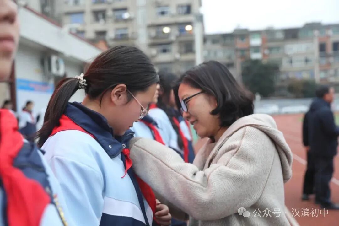 以榜样激励成长 用荣誉笃定前行——安康汉滨初中举行八年级表彰大会暨红领巾颁章活动