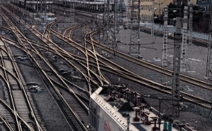 浩吉铁路首趟纯碱专列开行 创新采用顶开门防湿箱保障货物品质安全