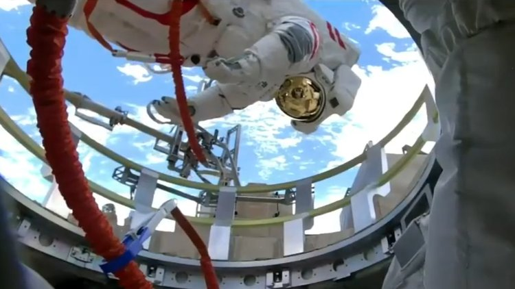 神二十一乘组首次出舱大片来了