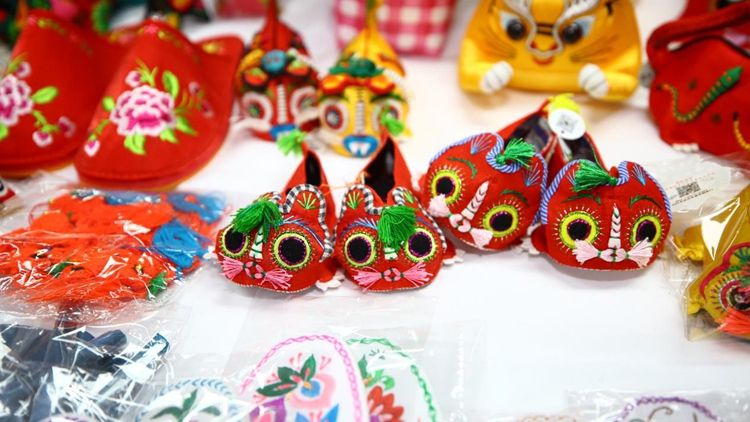 非遗针脚织出生活锦绣 长武手工刺绣绣出增收阔途