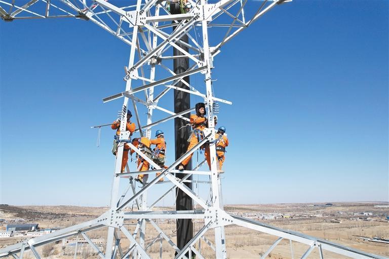 锦界330千伏输变电工程建设现场。记者 马腾 摄