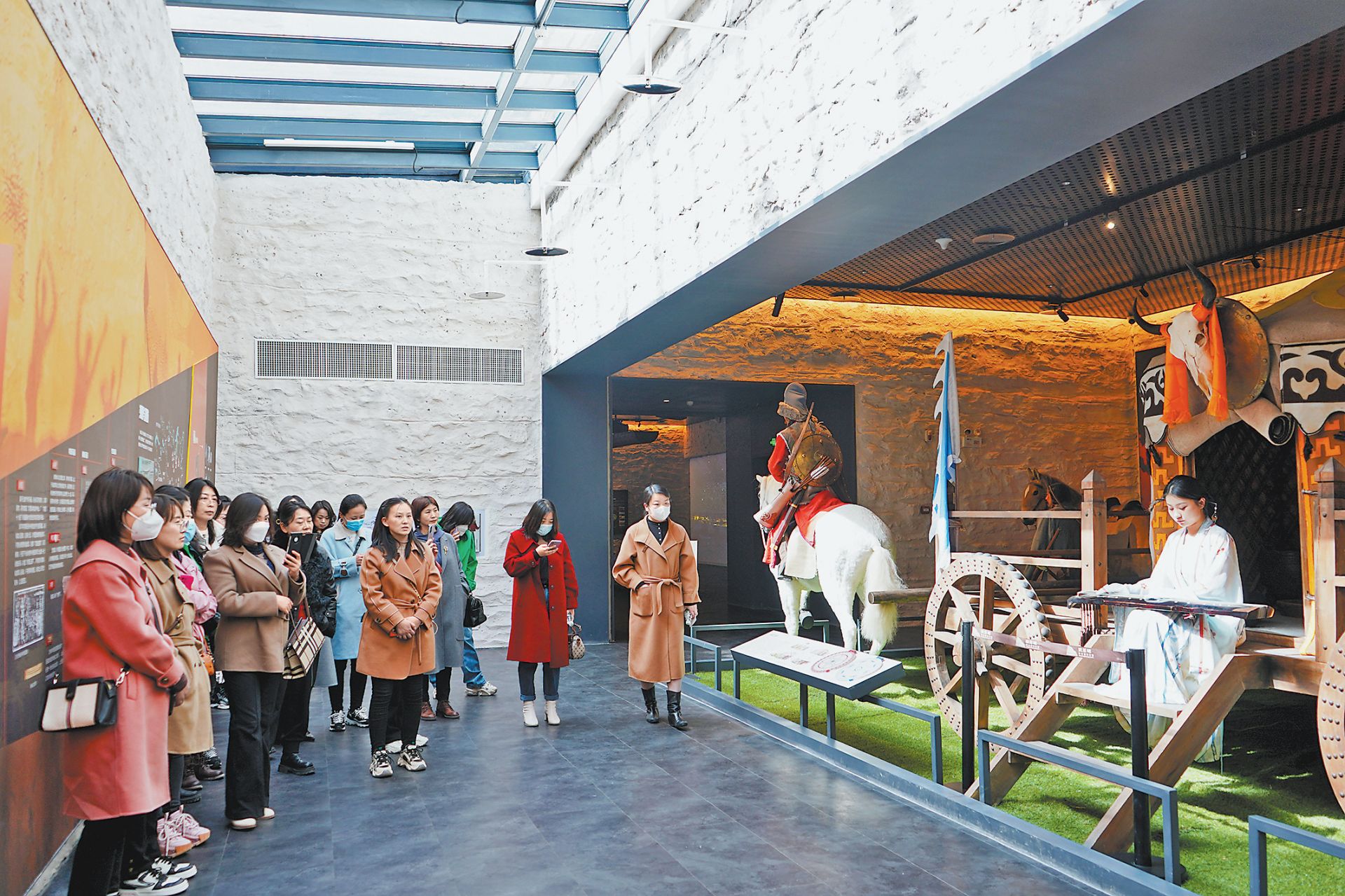 游客参观博物馆。白凌燕 摄