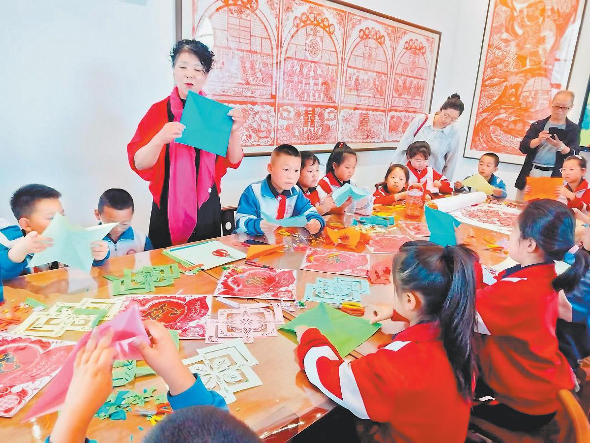 民俗博物馆开展巧手剪纸活动(资料照片)。