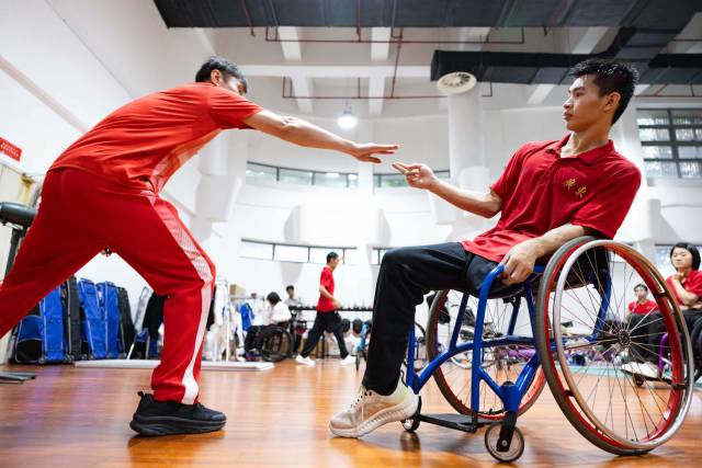 日常训练中,龙杰用手臂的走向指导吴安迪出剑位置。 日常训练中,龙杰用手臂的走向指导吴安迪出剑位置。