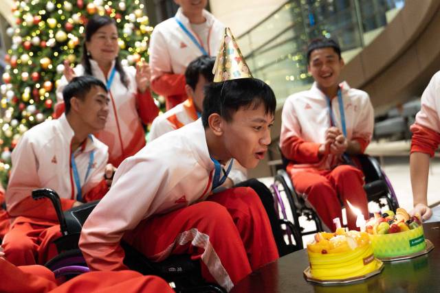 12月12日晚,结束第四个比赛日后,广东轮椅击剑队在下榻酒店一起为年龄最小的队员钟英杰度过14岁生日。 12月12日晚,结束第四个比赛日后,广东轮椅击剑队在下榻酒店一起为年龄最小的队员钟英杰度过14岁生日。