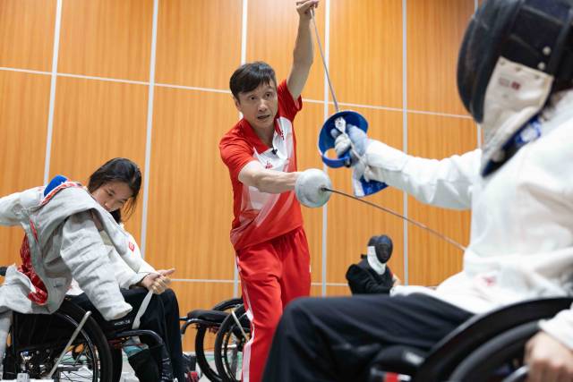 在训练基地中,龙杰正在手把手指导C级运动员出剑的位置。 在训练基地中,龙杰正在手把手指导C级运动员出剑的位置。