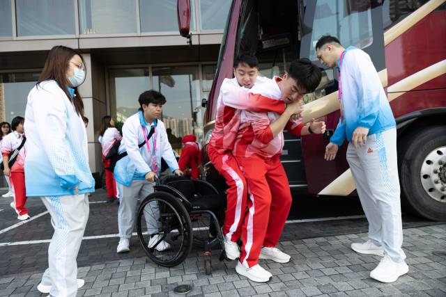 抵达香港酒店后,助教林琪深逐一将大巴上的队员背下来放置在轮椅上。 抵达香港酒店后,助教林琪深逐一将大巴上的队员背下来放置在轮椅上。