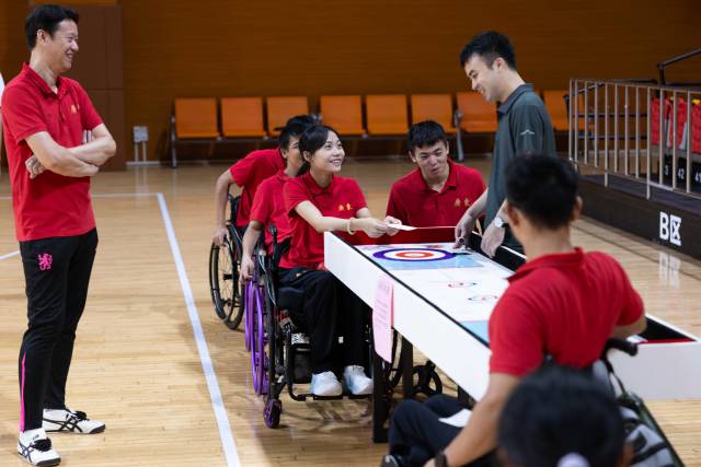 在广州市残疾人体育运动中心的中秋联欢会上,队员们共同玩起了桌游。 在广州市残疾人体育运动中心的中秋联欢会上,队员们共同玩起了桌游。