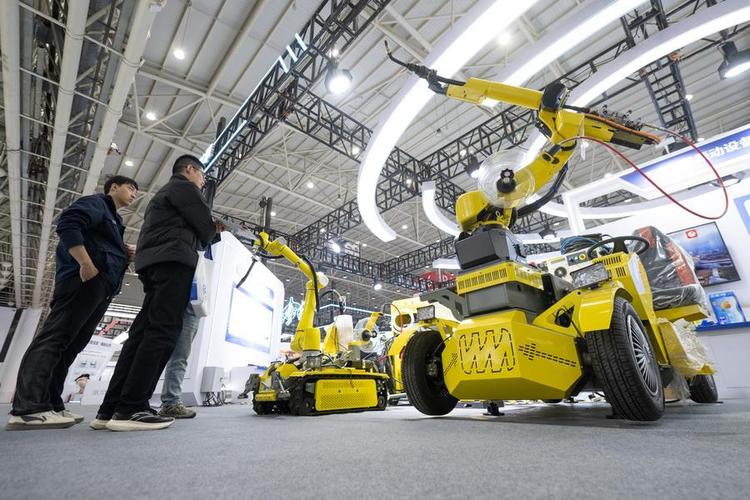 People learn about self-propelled welding robots at the 2025 Wuhan International Industrial Design Expo in Wuhan, central China's Hubei Province, Dec. 12, 2025. (Xinhua/Xiao Yijiu) 596d2fde1cff532e0c803257a6ff53e5.jpeg