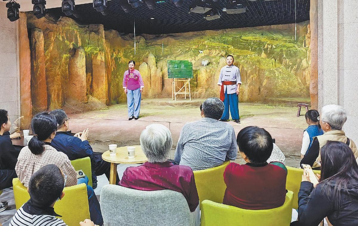 游客在陕北民歌博物馆聆听陕北民歌。陈子涵 摄