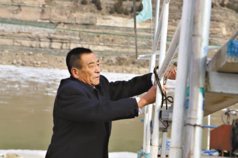 任凤祥正在白云山渡口检查铁船。