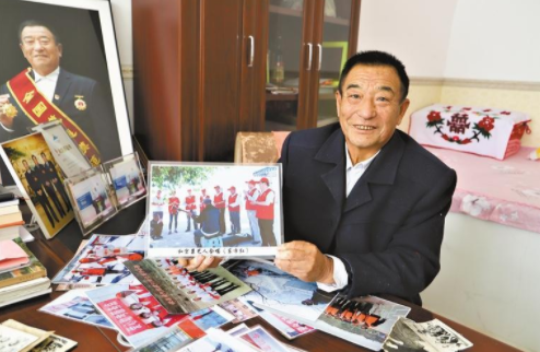 任凤祥向记者讲述志愿服务队背后的故事。