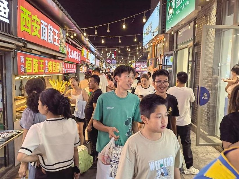 8月12日晚,榆林夫子庙文化旅游步行街夜市上人来人往。通讯员 吕晶 文/图