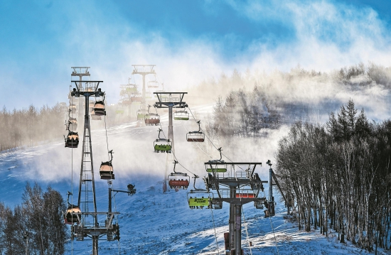 12月2日,万龙滑雪场迎来众多游客。.jpg 12月2日,万龙滑雪场迎来众多游客。.jpg