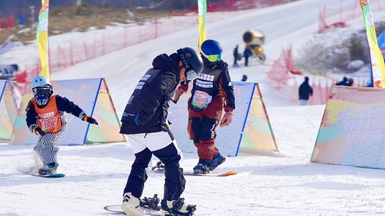 陕西首次举办分级制单板滑雪赛事 全国大众冰雪季暨陕西省单板滑雪挑战赛在宝鸡鳌山开赛