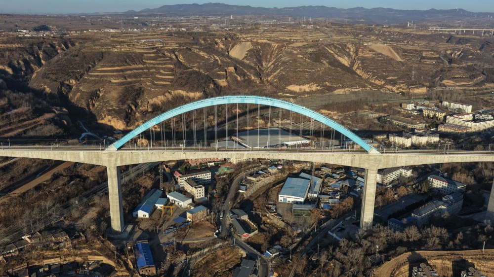 国内同类型高铁桥“身高跨度双冠”  记者实地探访西延高铁王家河特大桥