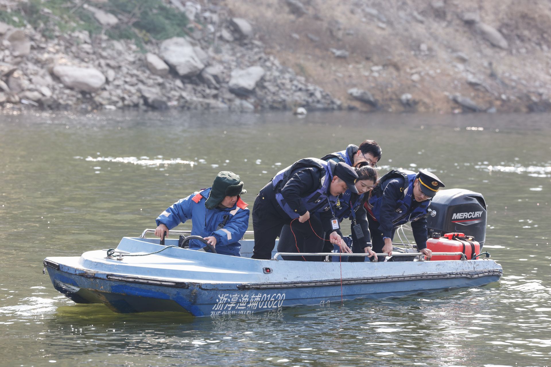 2025年12月4日，浙江杭州淳安县与安徽黄山歙县纪检监察干部及综合行政执法人员对浙皖交界的新安江鸠坑口水域进行常态化巡河，共同保护渔业资源和水域生态环境。