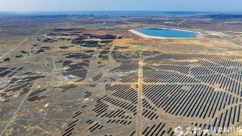 图为新疆油田三三区光伏基地（吕殿杰 摄影）