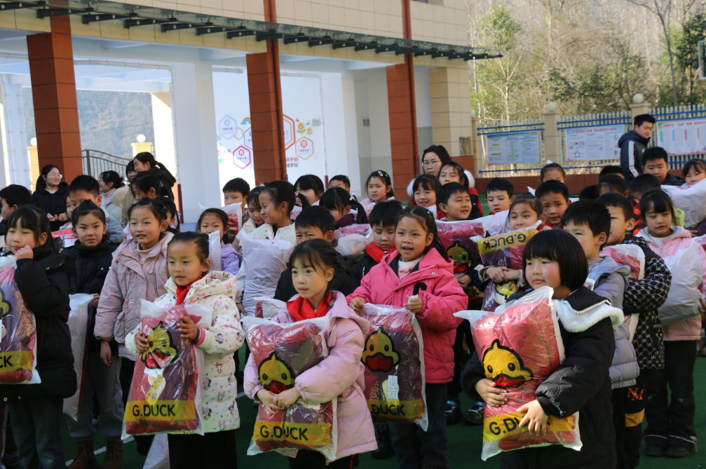 爱心跨越山海 为山区学子筑牢冬日“温暖防线”