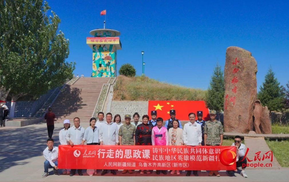 在祖国边境小白杨哨所,英雄模范代表感悟家国情怀和“扎根边防、蓬勃向上”的小白杨精神。人民网记者 李欣洋摄 在祖国边境小白杨哨所,英雄模范代表感悟家国情怀和“扎根边防、蓬勃向上”的小白杨精神。人民网记者 李欣洋摄