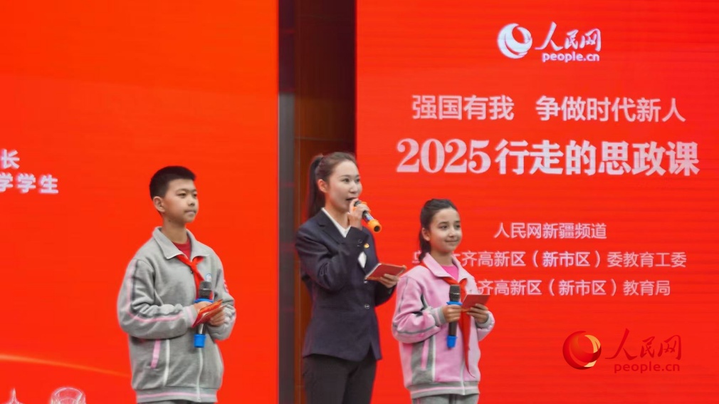 乌鲁木齐市第八十小学德育科科长来育琦(中)和该校学生帕热扎提·祖力朴哈尔(右一)、李泽洋(左一)分享参加“行走的思政课”的感悟与收获。人民网记者 李欣洋摄 乌鲁木齐市第八十小学德育科科长来育琦(中)和该校学生帕热扎提·祖力朴哈尔(右一)、李泽洋(左一)分享参加“行走的思政课”的感悟与收获。人民网记者 李欣洋摄