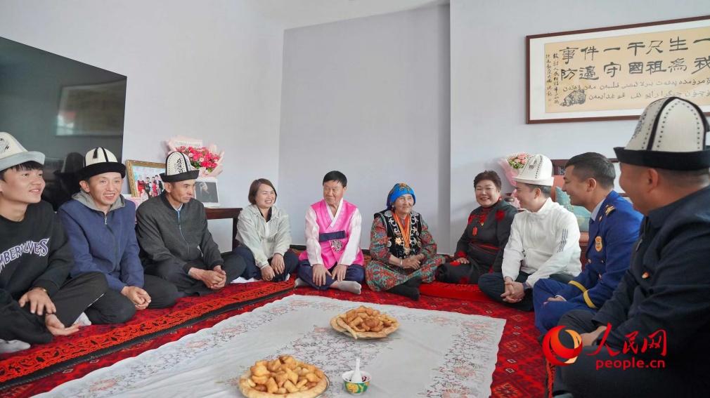 在“人民楷模”布茹玛汗·毛勒朵家中,来自民族地区的英雄模范代表及嘉宾们齐聚一堂。人民网记者 李欣洋摄 在“人民楷模”布茹玛汗·毛勒朵家中,来自民族地区的英雄模范代表及嘉宾们齐聚一堂。人民网记者 李欣洋摄