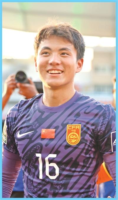 中国队门将李昊在球队晋级后露出笑容。新华社记者 王海洲摄