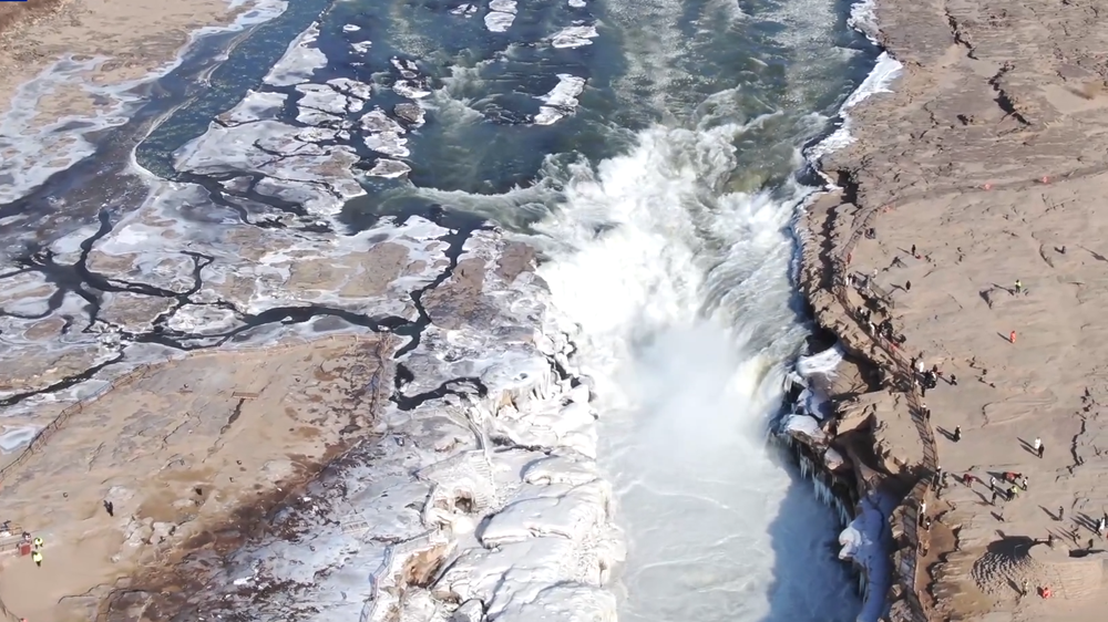清瀑飞流 彩虹冰挂 黄河壶口段现今冬首次流凌封河