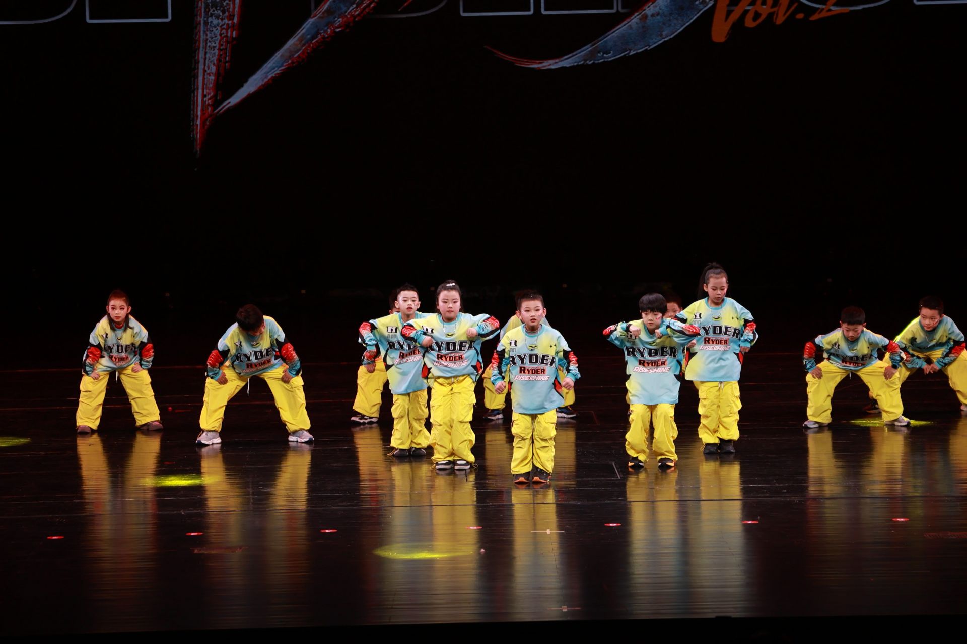 汉中第二届“年少有为”街舞展演在天汉大剧院举行