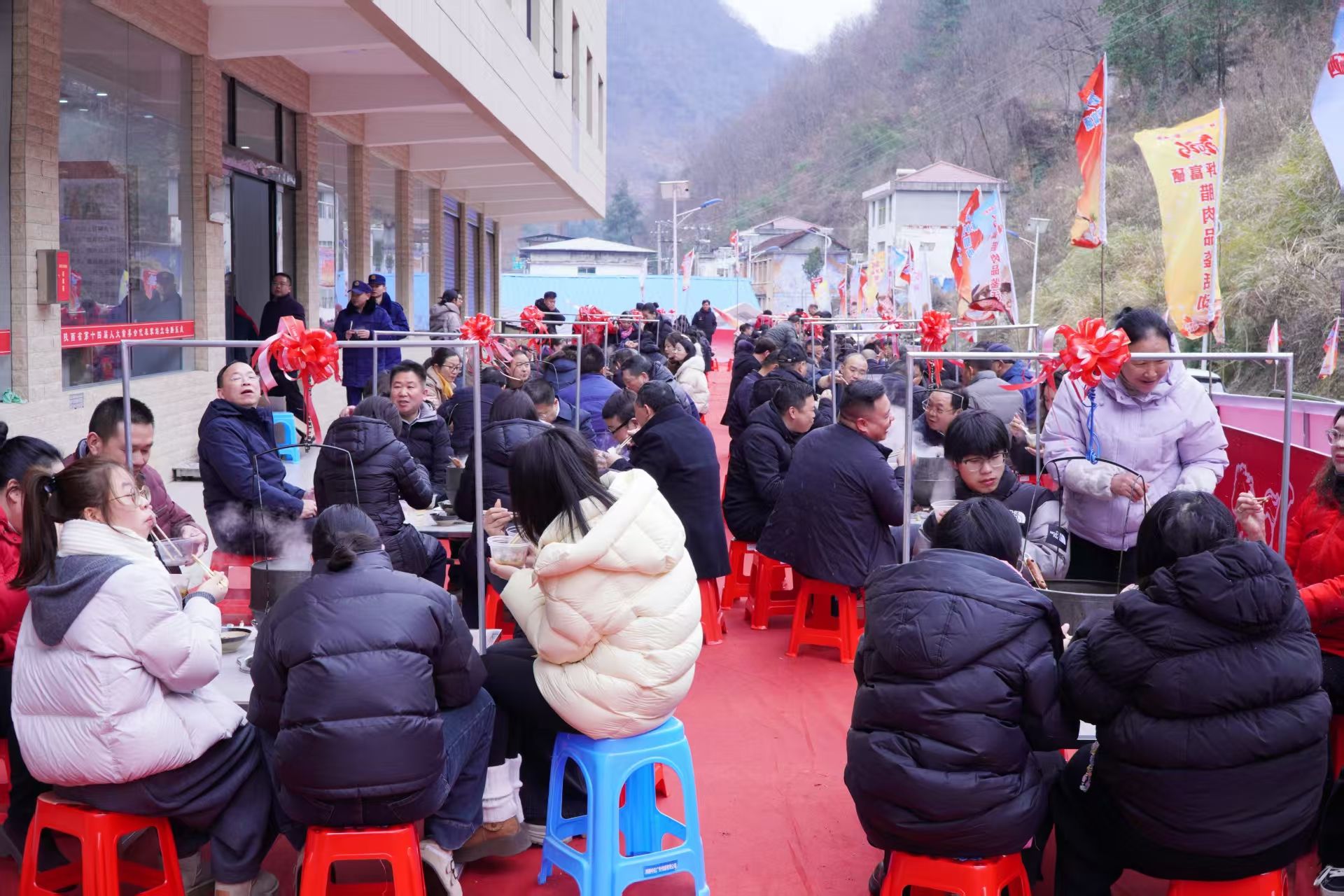 炉火红、笑声朗、腊肉又飘香 2026年安康镇坪县富硒腊肉品鉴活动如期举办