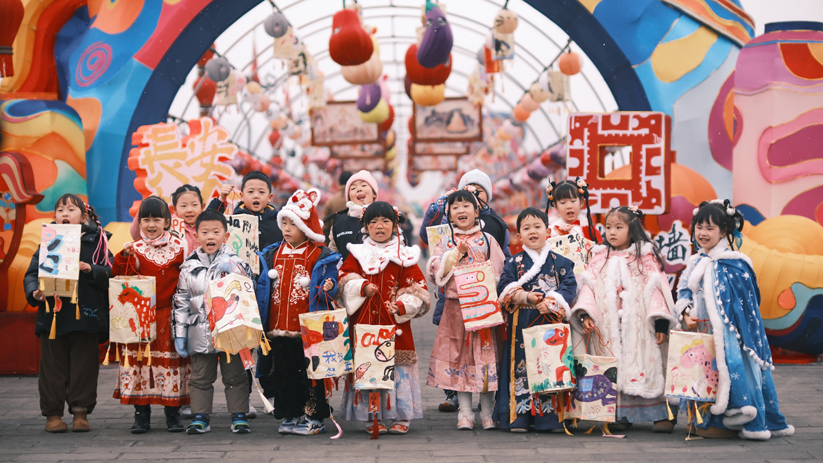 200盏少儿花灯点亮西安城墙迎新春