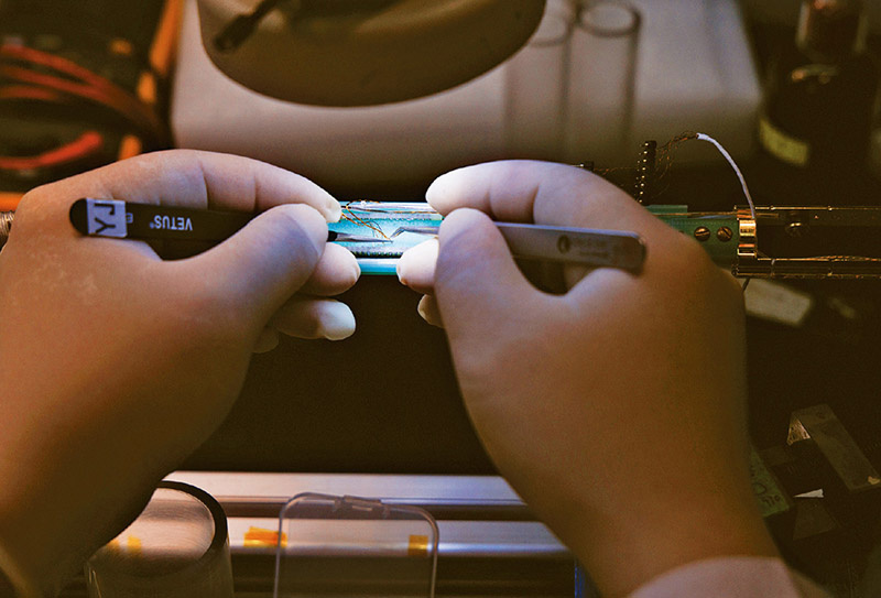 我国科研团队依托国家重大科技基础设施——综合极端条件实验装置，成功研制出中心磁场强度达35.6特斯拉的全超导用户磁体，相当于地磁场的70多万倍，刷新了全超导用户磁体的现有纪录。图为2026年1月26日，在位于北京怀柔的中国科学院物理研究所综合极端条件实验装置极低温强磁场量子振荡实验站，科研人员准备实验测量杆。新华社记者 金立旺 摄