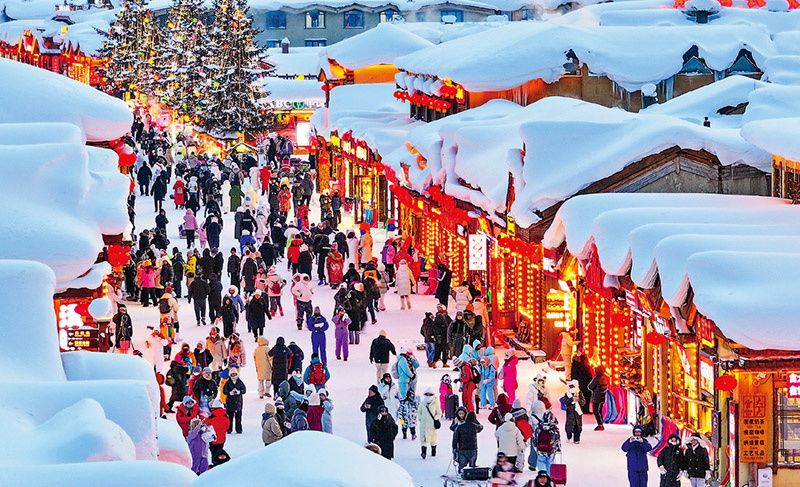 服务消费，一头连着经济，一头连着民生，涵盖餐饮住宿、养老托育、文娱旅游、教育体育、健康服务等领域。2025年，我国居民人均服务性消费支出占居民人均消费支出的比重为46.1%，体现了居民消费从商品消费为主向商品消费和服务消费并重转变。图为2026年1月17日，游客在黑龙江省牡丹江市的“中国雪乡”景区游玩。新华社发 何华文 摄