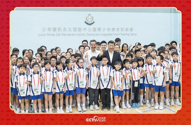 2017年6月30日上午,国家主席习近平来到香港少年警讯永久活动中心暨青少年综合训练营考察,看望正在训练的香港青少年。这是习近平同少年警讯成员合影。