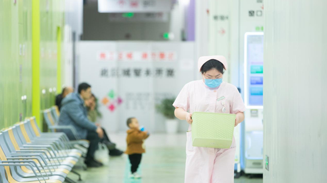 新春走基层｜组图：他们在急诊室为孩子们“守岁”