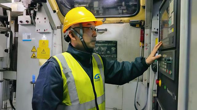 春节我在岗｜春运幕后的“毫厘之战”：50岁老兵“镟”出平安回家路