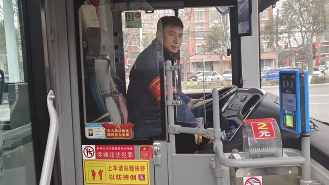 新春走基层丨公交司机崔渊博：在“快时代”开一辆“慢车”