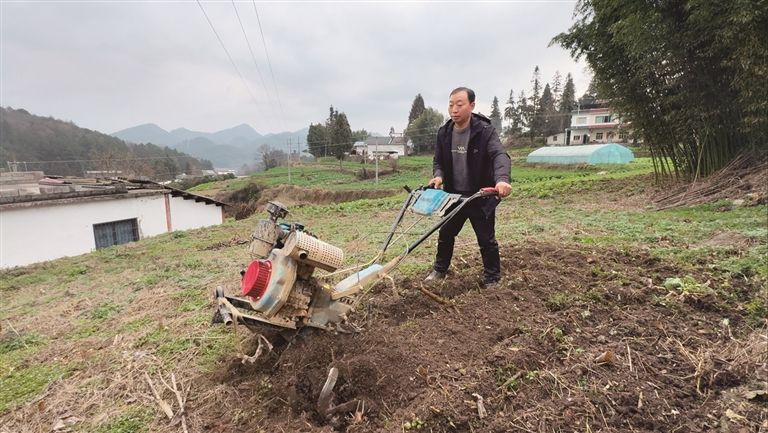 【新春走基层·走进贵州】峰岩村:跟着农艺师去下乡 【新春走基层·走进贵州】峰岩村:跟着农艺师去下乡