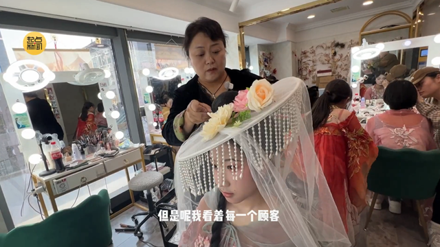 新春走基层｜每天站10小时、做十几个妆造……西安汉服妆造师的春节坚守